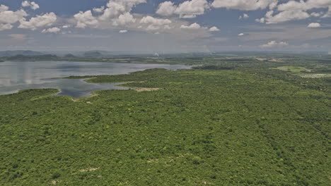 Bogahawewa-Sri-Lanka-Luftaufnahme-V4-überflug-Am-Seeufer,-Aufnahme-Der-Ruhigen-Naturlandschaft-Des-Lunugamvehera-reservoir-nationalparks-Und-Der-Wasserspiegelung-Im-Heißen-Sommer-–-Aufgenommen-Mit-Mavic-3-Cine-–-April-2023