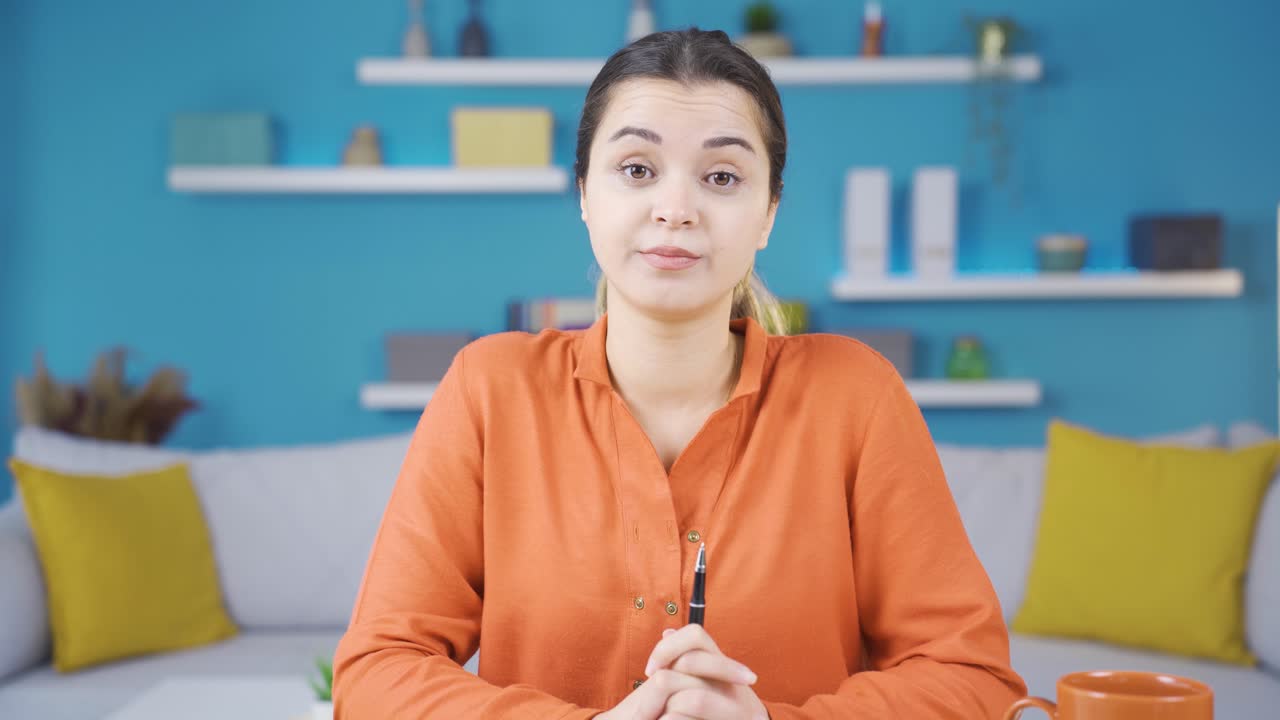 retrato de una joven empresaria que levanta las cejas diciendo que no en la oficina en casa.