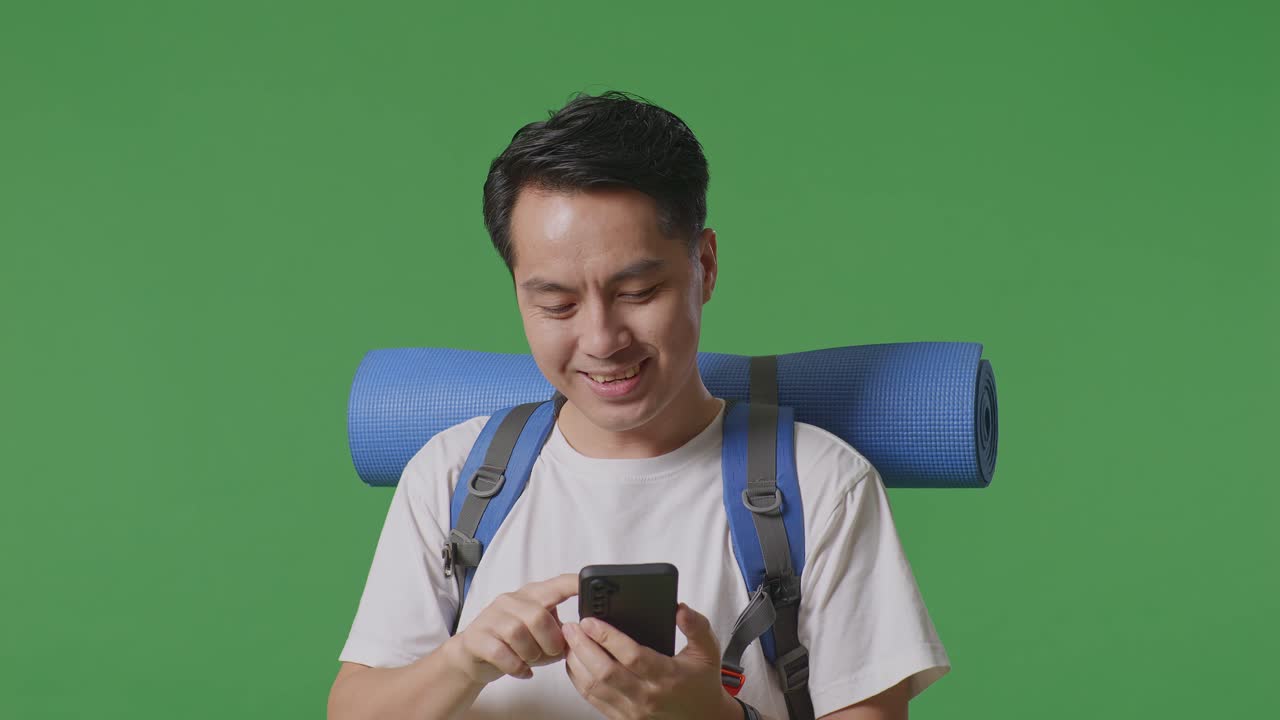 배 을 들고 전화 를 사용하는 남자