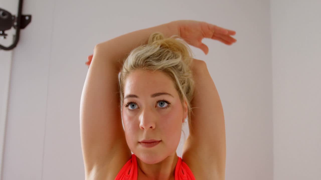 피트니스 스튜디오 4k 에서 스트레칭 하는 여자