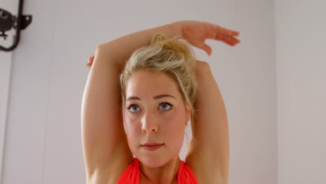 mujer estirándose en el estudio de fitness 4k