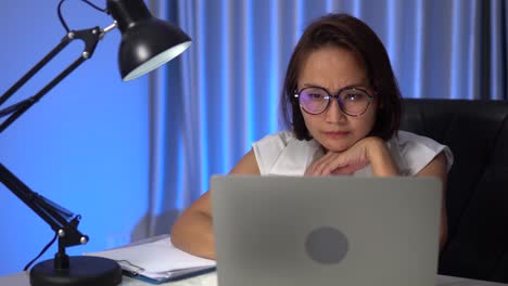 una mujer usa un cuaderno para trabajar desde casa.