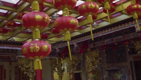 linternas rojas frente al santuario de la religión china.