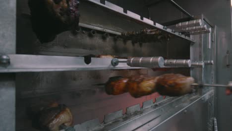 Fleisch-Wird-Im-Restaurantofen-Im-Rotisserie-Stil-Zubereitet