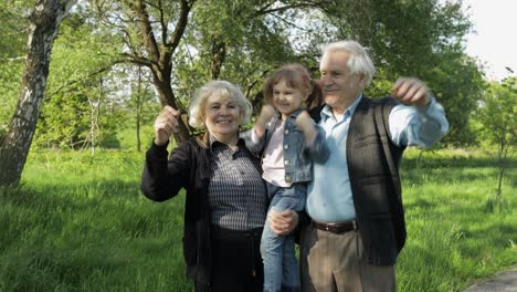 familia de abuelos se quita las máscaras médicas después del final de la cuarentena contra el coronavirus