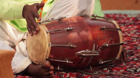 rajasthan, india. un baterista tocando un instrumento tradicional indio en la calle.
