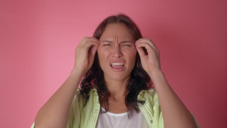 mujer con dolor de cabeza