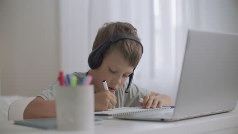 El-Niño-Pequeño-Está-Aprendiendo-Remotamente-Viendo-Videos-En-Una-Computadora-Portátil-Y-Dibujando-En-Papel-Con-Una-Pantalla-De-Croma-De-Lápiz