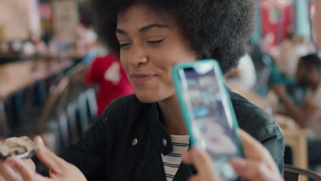 Schöne-Afroamerikanische-Frau,-Die-Im-Restaurant-Austern-Isst,-Mit-Einem-Freund,-Der-Ein-Smartphone-Benutzt-Und-Fotos-Macht,-Die-Spaß-Daran-Haben,-Das-Wochenende-Gemeinsam-In-Den-Sozialen-Medien-Zu-Teilen,-4K