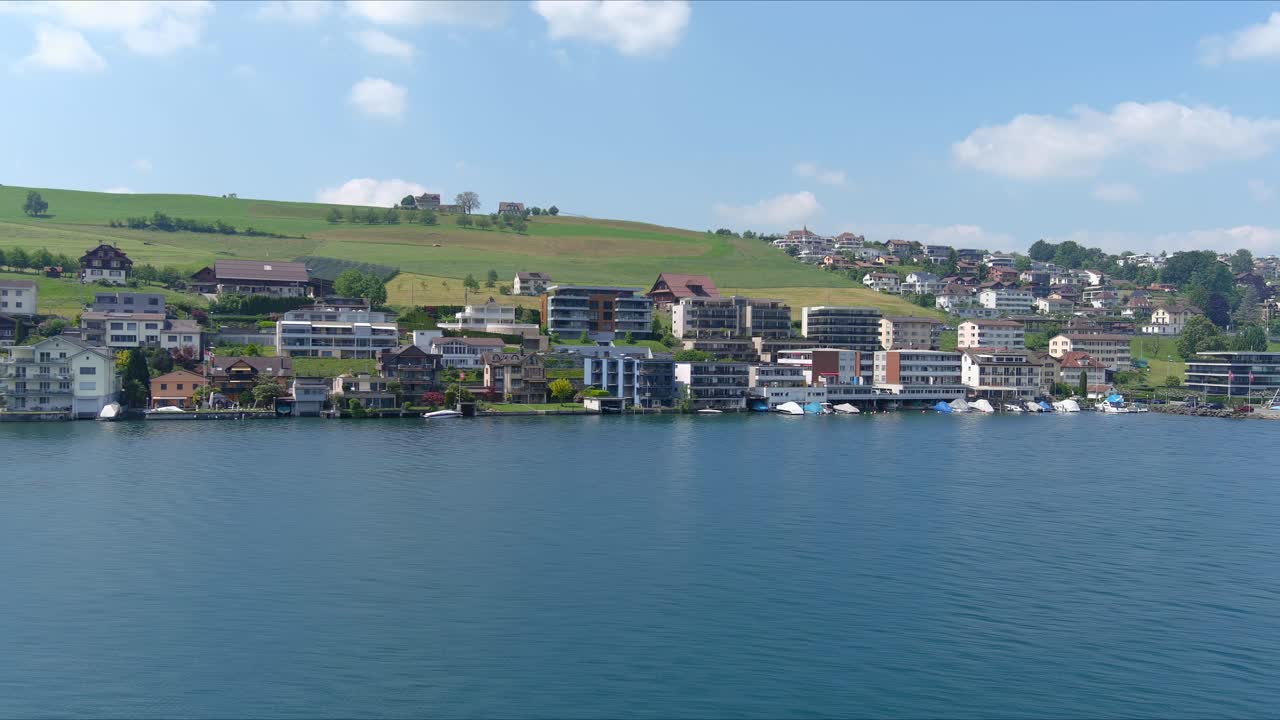 kussnacht flyover: moviéndose sobre el pintoresco valle de agua y el pueblo en las montañas de los alpes, suiza, europa, dron | dramática toma cinematográfica de camiones de casas en la ciudad del pueblo a lo largo de un vasto lago y el campo