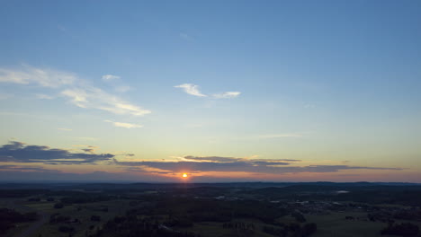 Hiperlapso-Panorámico-De-Nubes-Moviéndose-Sobre-El-Campo,-Puesta-De-Sol-De-Verano-En-El-Sur-De-Noruega