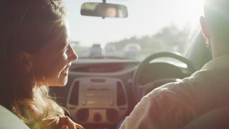 Ein-Paar,-Das-Beim-Autofahren-Seine-Zuneigung-Zeigt