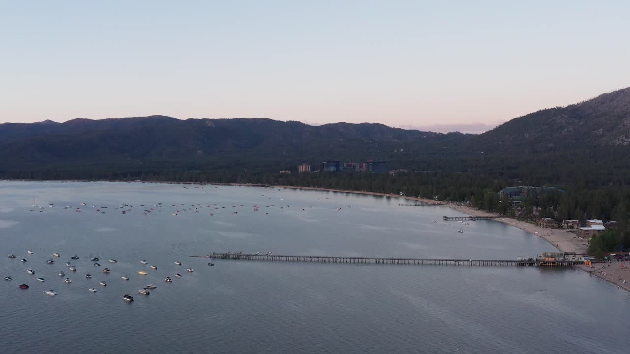 여름철 저조도 동안 캘리포니아주 사우스 레이크 타호와 네바다주 스테이트라인의 초광각 공중 촬영