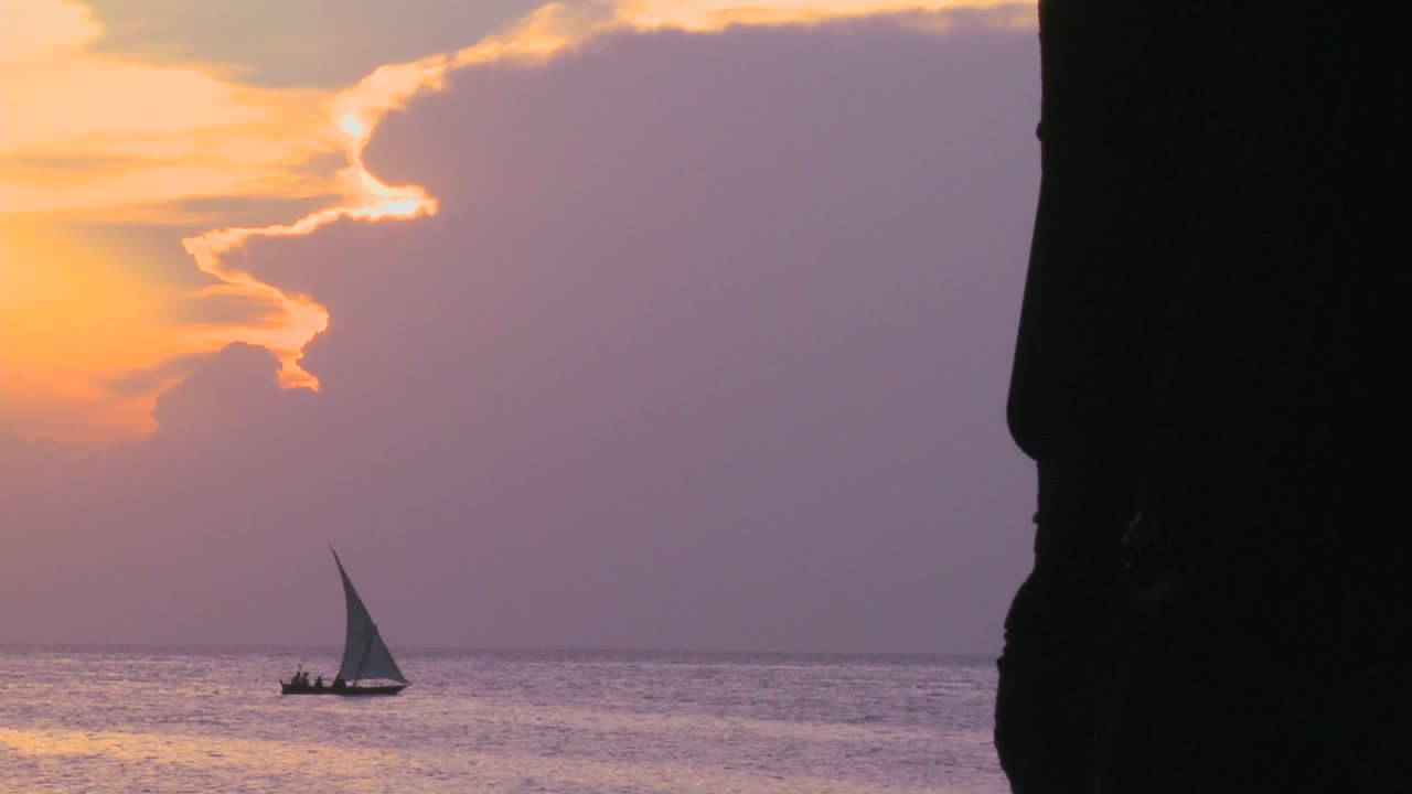잔지바르의 아름다운 일몰을 배경으로 한 범선