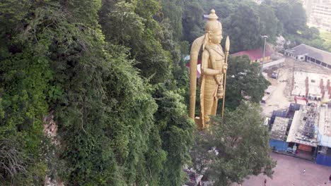 Drone-takes-revealing-shot-of-Lord-Murugan-statue-in-Batu-Caves-at-Kualar-Lumpur,-Malaysia