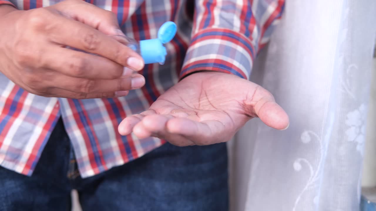 Applicazione di disinfettante per mani e igiene delle mani
