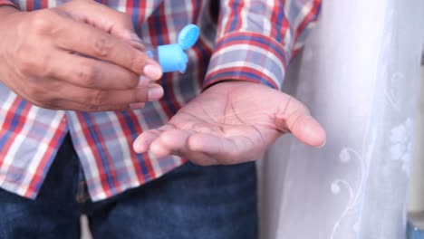 aplicar desinfectante para las manos e higiene de las manos