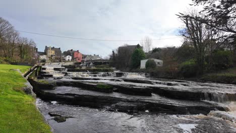 Toma-Estática-Del-Paseo-Por-El-Río-Falls-En-Invierno-En-Ennistymon-En-El-Camino-Salvaje-Del-Atlántico