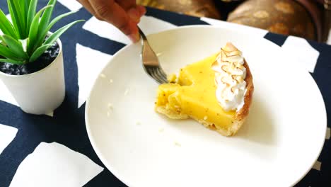 vista de las mujeres comiendo tarta de limón ,