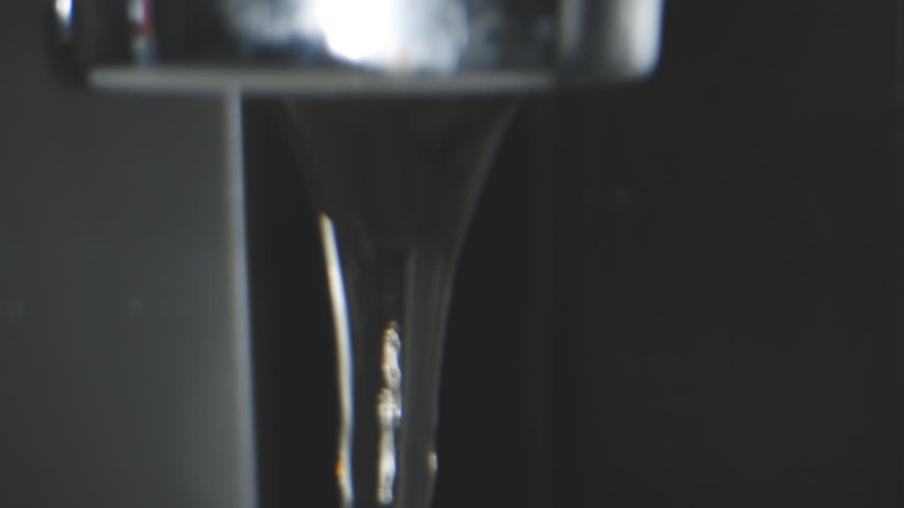 뜨거운 커피의 흐름이 자동판매기에서 흐릅니다.