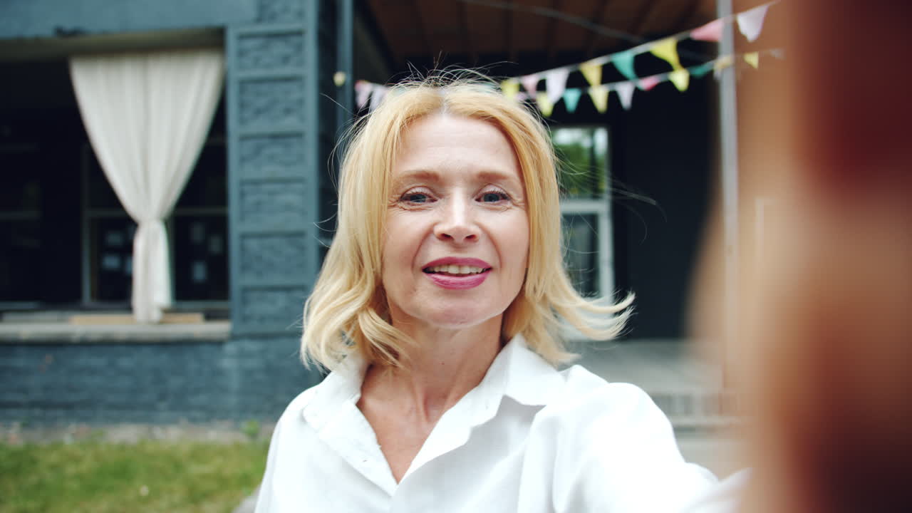 야외에서 셀피를 찍는 여자