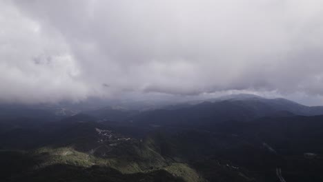 Video-Fascinante-Filmado-Volando-Sobre-El-Puente-Del-Paso-Bracco-En-Italia-Y-Sus-Alrededores