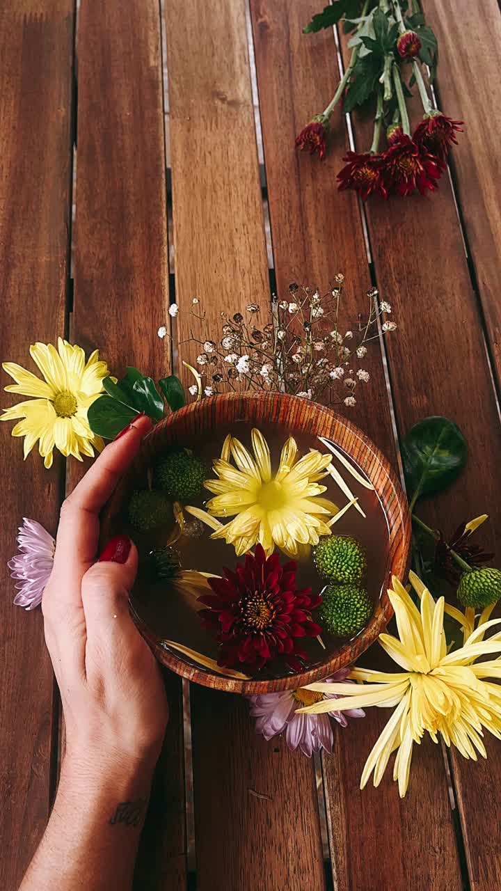 arreglo floral en cuenco de madera