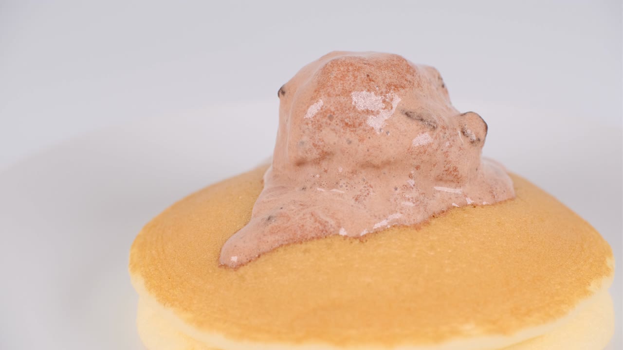 초콜릿 쿠키 아이스크림과 함께 팬케이크