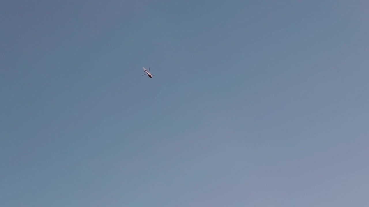 Pesawat terbang di atas Danau Paranoa di Brasilia, Distrik Federal, Brasil, terisolasi dengan latar belakang langit biru cerah selama pengambilan gambar pelacakan udara yang mulus, pelacakan drone