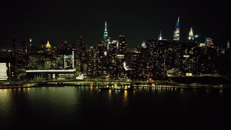 Una-Vista-Aérea-Del-Lado-Este-De-Manhattan-Desde-El-Río-Este-En-Ny