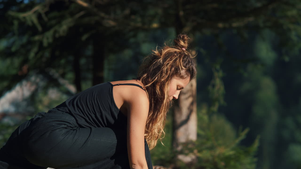 mujer haciendo ejercicio de yoga al aire libre