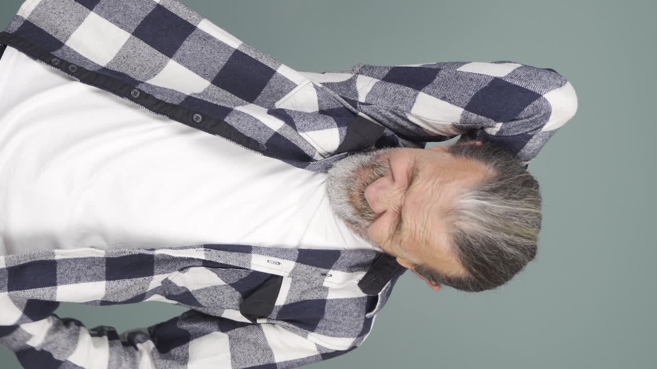 el video vertical del anciano mirando a la cámara es picazón.