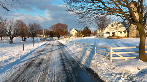 Ländlicher-Amish-Bauernhof-Auf-Dem-Land-Nach-Winterschnee