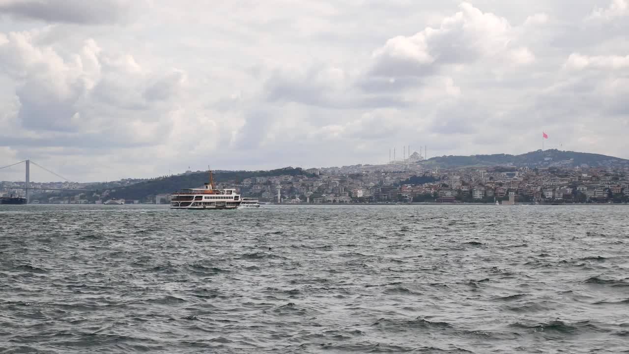İstanbul, Türkiye'de Boğaz'da Seyreden Bir Vapur