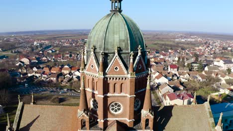 Cúpula-Bellamente-Diseñada-De-La-Famosa-Catedral-De-Djakovo-Situada-En-Croacia