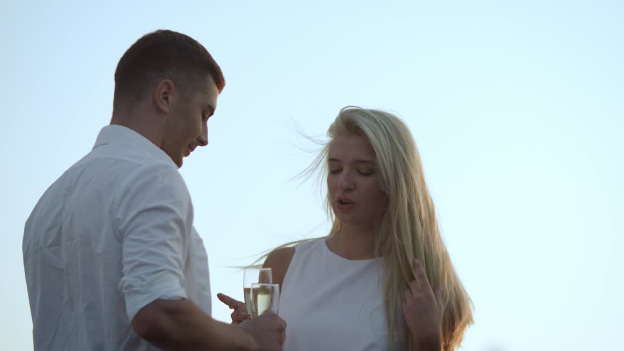 결혼기념일을 축하하는 행복한 연인들. 해가 지는 동안의  ⁇ 만적인 데이트