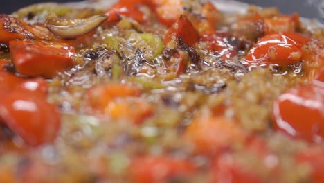 cocinar pimientos rojos y verduras en una sartén
