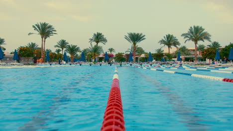 hermosa piscina al aire libre en verano. piscina en el lujoso resort de hurghada.