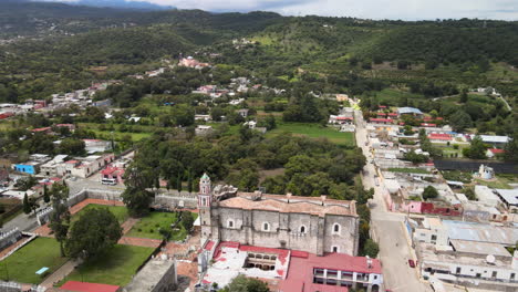 vista aérea del convento de tochimilco en méxico