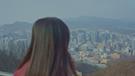 hermosa y linda asiática coreana china japonesa mujer niña modelo actriz actúa frente a la cámara al aire libre