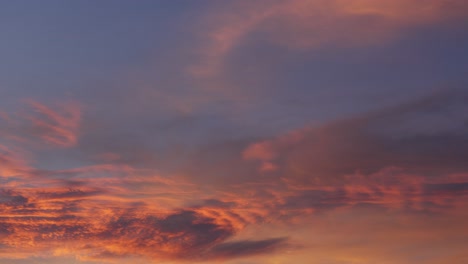 las nubes pintan el cielo en tonos pastel al atardecer, proyectando sombras tranquilas