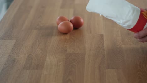 preparación de montículo de harina - cámara lenta deleite culinario preparación de masa de huevo - video de 4k