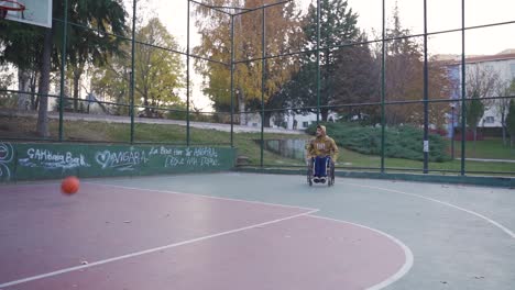 un joven discapacitado y su novia jugando al baloncesto.