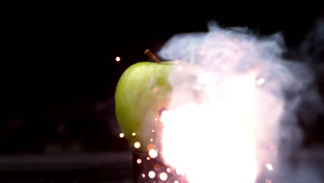 petardo en una manzana verde