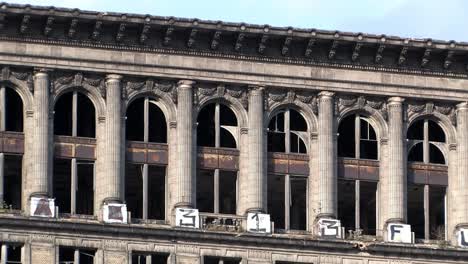 Ventanas-Rotas-En-La-Parte-Superior-De-La-Estación-Central-De-Michigan-En-Detroit,-Michigan,-Estados-Unidos