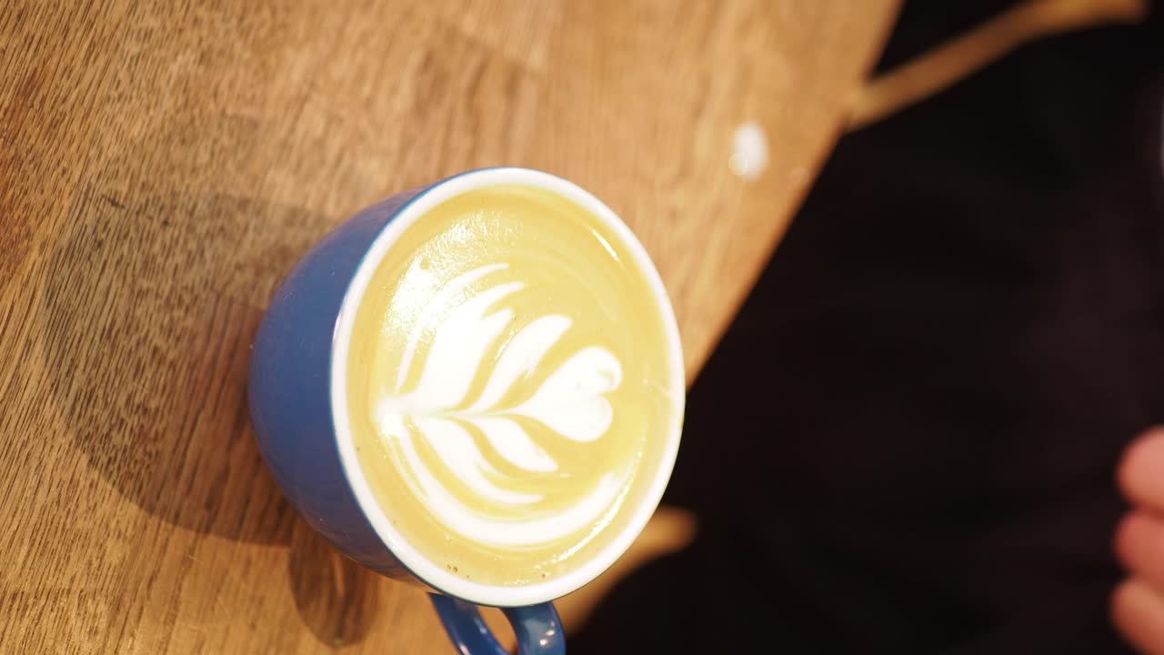 라테 아트를 만드는 바리스타