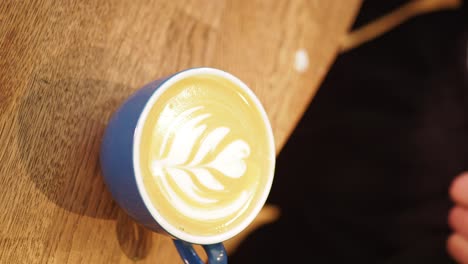 barista haciendo arte del latte