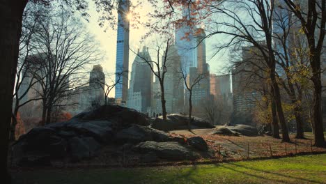 Escena-Dramática-Del-Amanecer-En-El-Parque-Central-En-La-Ciudad-De-Nueva-York,-Estados-Unidos