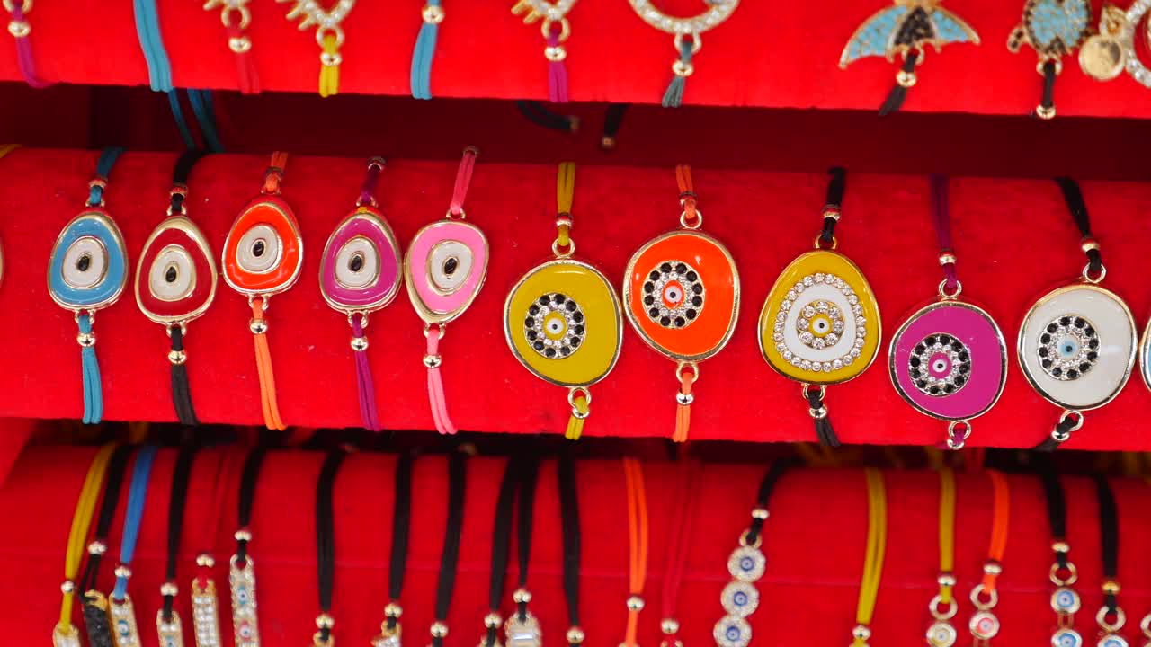 다채로운 악의 눈 팔가 전시되어 있습니다.