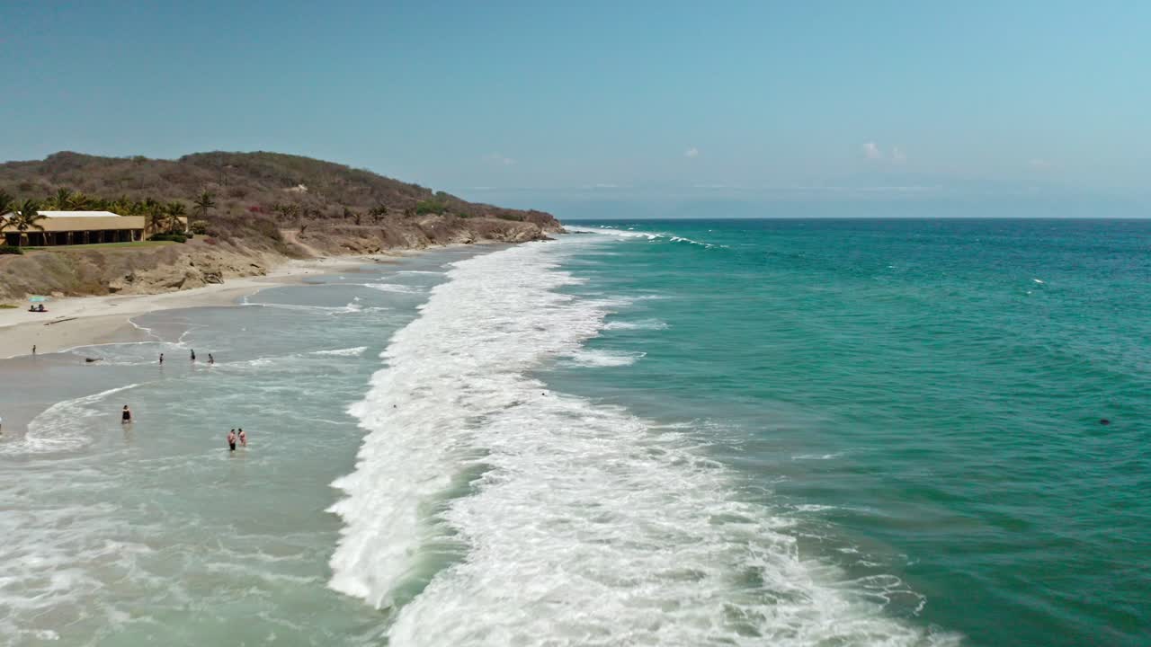vuelo aéreo sobre personas nadando en la playa en puerto vallarta, méxico